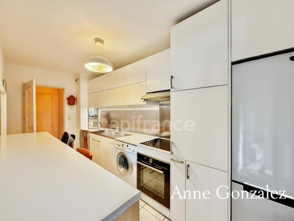 ORLEANS CENTRE derrière la médiathèque et proche de la gara à vendre el appartement T3 avec terrasse, jardin privatif clos et arboré et une place de parking sécurisé