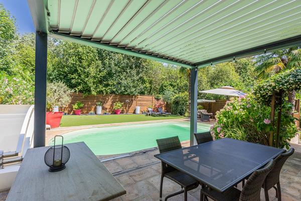 Maison d'architecte avec piscine , Verrières-le-Buisson , DPE C, pompe à chaleur, Isolation intérieur et exterieur,  TRÈS bon état