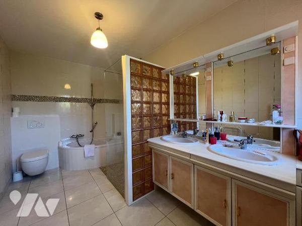 A VENDRE - LA BAULE - QUARTIER BAS GUEZY - BELLE MAISON DE PLAIN PIED AVEC PISCINE.
Dans secte...