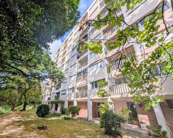 T4 Traversant à Rénover - 6e Étage - Vue Pins & aperçu Mer - Parking & Cave

Situé au sein d’une résidence sécurisée, calme et entretenue, découvrez cet appartement traversant de type 4 d’environ 73 m². 
Perché au 6e étage avec ascenseur, ce bien bénéficie d'un emplacement recherché et d'un fort potentiel de valorisation.
À rénover, cet appartement représente une opportunité idéale pour façonner un intérieur à votre goût, tout en profitant d'une base solide et d'une vue d'exception.

UN POTENTIEL UNIQUE
 - Double séjour lumineux : Une belle pièce de vie ouvrant sur un balcon avec une vue dégagée sur les pins et un aperçu mer.
 - Espace nuit : 3 chambres permettant d'accueillir une famille ou de créer un espace bureau/dressing.
 - Configuration traversante : Une circulation d'air naturelle et une luminosité optimale tout au long de la journée.

LES ANNEXES & COMMODITÉS
 - Stationnement : Une place de parking privative est incluse.
 - Stockage : Une cave d'environ 5m2, saine et privative.
 - Résidence : Copropriété fermée, sécurisée et bien tenue.

LOCALISATION STRATÉGIQUE
Une vie de quartier facilitée avec tout à proximité immédiate :
- Écoles et commerces : Accessibles à pied et/ou en bus.
- Environnement : Cadre verdoyant tout en restant proche des commodités urbaines.

FICHE TECHNIQUE
 - Surface : 72.86 m² (carrez)
 - État : À rénover (prévoir travaux de rafraîchissement/modernisation)
 - Étage : 6e avec ascenseur (copropriété de 8 étages)

Avis aux familles : ce bien à fort potentiel n'attend que votre touche personnelle pour retrouver tout son éclat. À visiter sans tarder !