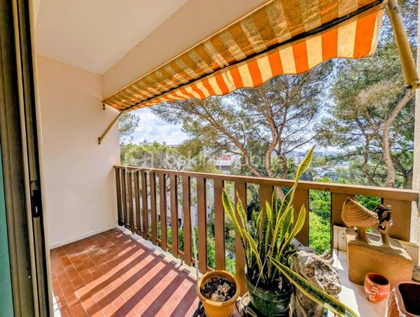 T4 Traversant à Rénover - 6e Étage - Vue Pins & aperçu Mer - Parking & Cave

Situé au sein d’une résidence sécurisée, calme et entretenue, découvrez cet appartement traversant de type 4 d’environ 73 m². 
Perché au 6e étage avec ascenseur, ce bien bénéficie d'un emplacement recherché et d'un fort potentiel de valorisation.
À rénover, cet appartement représente une opportunité idéale pour façonner un intérieur à votre goût, tout en profitant d'une base solide et d'une vue d'exception.

UN POTENTIEL UNIQUE
 - Double séjour lumineux : Une belle pièce de vie ouvrant sur un balcon avec une vue dégagée sur les pins et un aperçu mer.
 - Espace nuit : 3 chambres permettant d'accueillir une famille ou de créer un espace bureau/dressing.
 - Configuration traversante : Une circulation d'air naturelle et une luminosité optimale tout au long de la journée.

LES ANNEXES & COMMODITÉS
 - Stationnement : Une place de parking privative est incluse.
 - Stockage : Une cave d'environ 5m2, saine et privative.
 - Résidence : Copropriété fermée, sécurisée et bien tenue.

LOCALISATION STRATÉGIQUE
Une vie de quartier facilitée avec tout à proximité immédiate :
- Écoles et commerces : Accessibles à pied et/ou en bus.
- Environnement : Cadre verdoyant tout en restant proche des commodités urbaines.

FICHE TECHNIQUE
 - Surface : 72.86 m² (carrez)
 - État : À rénover (prévoir travaux de rafraîchissement/modernisation)
 - Étage : 6e avec ascenseur (copropriété de 8 étages)

Avis aux familles : ce bien à fort potentiel n'attend que votre touche personnelle pour retrouver tout son éclat. À visiter sans tarder !