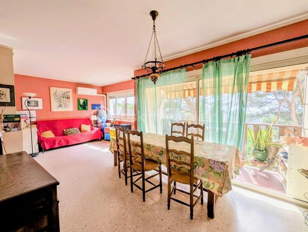 T4 Traversant à Rénover - 6e Étage - Vue Pins & aperçu Mer - Parking & Cave

Situé au sein d’une résidence sécurisée, calme et entretenue, découvrez cet appartement traversant de type 4 d’environ 73 m². 
Perché au 6e étage avec ascenseur, ce bien bénéficie d'un emplacement recherché et d'un fort potentiel de valorisation.
À rénover, cet appartement représente une opportunité idéale pour façonner un intérieur à votre goût, tout en profitant d'une base solide et d'une vue d'exception.

UN POTENTIEL UNIQUE
 - Double séjour lumineux : Une belle pièce de vie ouvrant sur un balcon avec une vue dégagée sur les pins et un aperçu mer.
 - Espace nuit : 3 chambres permettant d'accueillir une famille ou de créer un espace bureau/dressing.
 - Configuration traversante : Une circulation d'air naturelle et une luminosité optimale tout au long de la journée.

LES ANNEXES & COMMODITÉS
 - Stationnement : Une place de parking privative est incluse.
 - Stockage : Une cave d'environ 5m2, saine et privative.
 - Résidence : Copropriété fermée, sécurisée et bien tenue.

LOCALISATION STRATÉGIQUE
Une vie de quartier facilitée avec tout à proximité immédiate :
- Écoles et commerces : Accessibles à pied et/ou en bus.
- Environnement : Cadre verdoyant tout en restant proche des commodités urbaines.

FICHE TECHNIQUE
 - Surface : 72.86 m² (carrez)
 - État : À rénover (prévoir travaux de rafraîchissement/modernisation)
 - Étage : 6e avec ascenseur (copropriété de 8 étages)

Avis aux familles : ce bien à fort potentiel n'attend que votre touche personnelle pour retrouver tout son éclat. À visiter sans tarder !