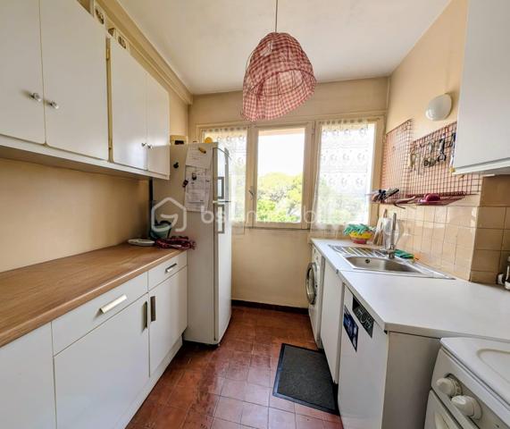T4 Traversant à Rénover - 6e Étage - Vue Pins & aperçu Mer - Parking & Cave

Situé au sein d’une résidence sécurisée, calme et entretenue, découvrez cet appartement traversant de type 4 d’environ 73 m². 
Perché au 6e étage avec ascenseur, ce bien bénéficie d'un emplacement recherché et d'un fort potentiel de valorisation.
À rénover, cet appartement représente une opportunité idéale pour façonner un intérieur à votre goût, tout en profitant d'une base solide et d'une vue d'exception.

UN POTENTIEL UNIQUE
 - Double séjour lumineux : Une belle pièce de vie ouvrant sur un balcon avec une vue dégagée sur les pins et un aperçu mer.
 - Espace nuit : 3 chambres permettant d'accueillir une famille ou de créer un espace bureau/dressing.
 - Configuration traversante : Une circulation d'air naturelle et une luminosité optimale tout au long de la journée.

LES ANNEXES & COMMODITÉS
 - Stationnement : Une place de parking privative est incluse.
 - Stockage : Une cave d'environ 5m2, saine et privative.
 - Résidence : Copropriété fermée, sécurisée et bien tenue.

LOCALISATION STRATÉGIQUE
Une vie de quartier facilitée avec tout à proximité immédiate :
- Écoles et commerces : Accessibles à pied et/ou en bus.
- Environnement : Cadre verdoyant tout en restant proche des commodités urbaines.

FICHE TECHNIQUE
 - Surface : 72.86 m² (carrez)
 - État : À rénover (prévoir travaux de rafraîchissement/modernisation)
 - Étage : 6e avec ascenseur (copropriété de 8 étages)

Avis aux familles : ce bien à fort potentiel n'attend que votre touche personnelle pour retrouver tout son éclat. À visiter sans tarder !