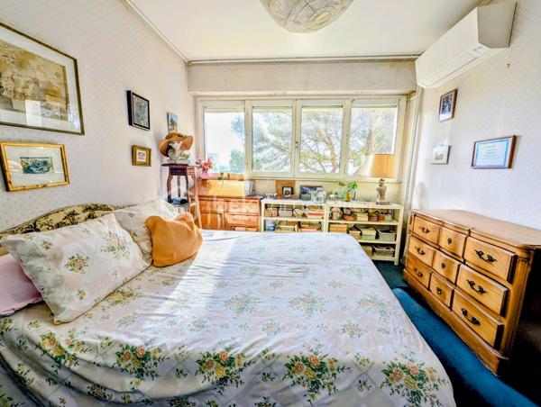 T4 Traversant à Rénover - 6e Étage - Vue Pins & aperçu Mer - Parking & Cave

Situé au sein d’une résidence sécurisée, calme et entretenue, découvrez cet appartement traversant de type 4 d’environ 73 m². 
Perché au 6e étage avec ascenseur, ce bien bénéficie d'un emplacement recherché et d'un fort potentiel de valorisation.
À rénover, cet appartement représente une opportunité idéale pour façonner un intérieur à votre goût, tout en profitant d'une base solide et d'une vue d'exception.

UN POTENTIEL UNIQUE
 - Double séjour lumineux : Une belle pièce de vie ouvrant sur un balcon avec une vue dégagée sur les pins et un aperçu mer.
 - Espace nuit : 3 chambres permettant d'accueillir une famille ou de créer un espace bureau/dressing.
 - Configuration traversante : Une circulation d'air naturelle et une luminosité optimale tout au long de la journée.

LES ANNEXES & COMMODITÉS
 - Stationnement : Une place de parking privative est incluse.
 - Stockage : Une cave d'environ 5m2, saine et privative.
 - Résidence : Copropriété fermée, sécurisée et bien tenue.

LOCALISATION STRATÉGIQUE
Une vie de quartier facilitée avec tout à proximité immédiate :
- Écoles et commerces : Accessibles à pied et/ou en bus.
- Environnement : Cadre verdoyant tout en restant proche des commodités urbaines.

FICHE TECHNIQUE
 - Surface : 72.86 m² (carrez)
 - État : À rénover (prévoir travaux de rafraîchissement/modernisation)
 - Étage : 6e avec ascenseur (copropriété de 8 étages)

Avis aux familles : ce bien à fort potentiel n'attend que votre touche personnelle pour retrouver tout son éclat. À visiter sans tarder !