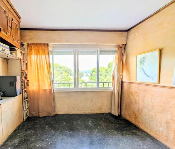 T4 Traversant à Rénover - 6e Étage - Vue Pins & aperçu Mer - Parking & Cave

Situé au sein d’une résidence sécurisée, calme et entretenue, découvrez cet appartement traversant de type 4 d’environ 73 m². 
Perché au 6e étage avec ascenseur, ce bien bénéficie d'un emplacement recherché et d'un fort potentiel de valorisation.
À rénover, cet appartement représente une opportunité idéale pour façonner un intérieur à votre goût, tout en profitant d'une base solide et d'une vue d'exception.

UN POTENTIEL UNIQUE
 - Double séjour lumineux : Une belle pièce de vie ouvrant sur un balcon avec une vue dégagée sur les pins et un aperçu mer.
 - Espace nuit : 3 chambres permettant d'accueillir une famille ou de créer un espace bureau/dressing.
 - Configuration traversante : Une circulation d'air naturelle et une luminosité optimale tout au long de la journée.

LES ANNEXES & COMMODITÉS
 - Stationnement : Une place de parking privative est incluse.
 - Stockage : Une cave d'environ 5m2, saine et privative.
 - Résidence : Copropriété fermée, sécurisée et bien tenue.

LOCALISATION STRATÉGIQUE
Une vie de quartier facilitée avec tout à proximité immédiate :
- Écoles et commerces : Accessibles à pied et/ou en bus.
- Environnement : Cadre verdoyant tout en restant proche des commodités urbaines.

FICHE TECHNIQUE
 - Surface : 72.86 m² (carrez)
 - État : À rénover (prévoir travaux de rafraîchissement/modernisation)
 - Étage : 6e avec ascenseur (copropriété de 8 étages)

Avis aux familles : ce bien à fort potentiel n'attend que votre touche personnelle pour retrouver tout son éclat. À visiter sans tarder !
