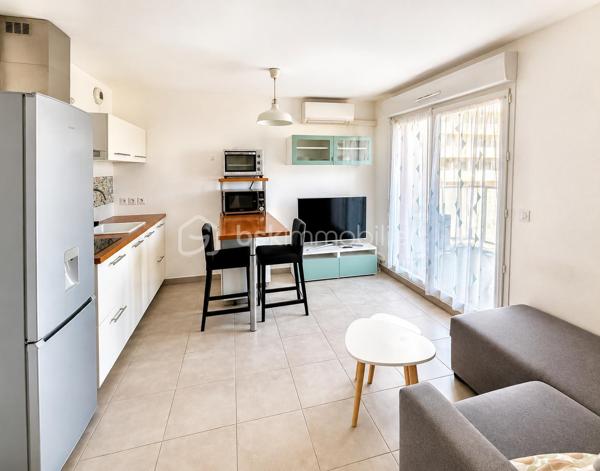 A deux pas du Mourillon, dans un secteur privilégié pour sa qualité de vie au quotidien, découvrez en exclusivité ce T1 avec coin nuit de 33 M² situé au 7ème et dernier étage d'une résidence récente (2012) sécurisée. Dès l'entrée, vous profitez d'un placard intégré. La pièce de vie agréable et fonctionnelle accueille une cuisine équipée et un coin salon, accédant sur une belle terrasse de 5 M². Un coin nuit bien délimité avec rangements et espace bureau permet une vraie séparation des usages.  Salle d'eau (douche) avec wc. Pour plus de confort (Dpe C) Chauffage central au gaz de ville + climatisation réversible - 
Possibilité de louer un box fermé en sous-sol ou de l'acheter en sus
Peut être vendu meublé !

Les + qui font la différence: 

- terrasse de 5 M² pour profiter des extérieurs
- dernier étage: plus calme, plus lumineux 
- résidence récente (2012)
- produit qui coche toutes les cases du marché actuel 

Emplacement stratégique pour le quotidien:  commerces, marché Bazeilles très proches - Pour travailler:  transports en communs, accès autoroutes Nice, Marseille très rapide -  Pour les loisirs: plages, bar/ restaurants les pieds dans l'eau à moins de 5 minutes en voiture, ambiance vivante et conviviale toute l'année.

Idéal pour:

- 1er achat
- investissement locatif rentable
- pied à terre proche mer