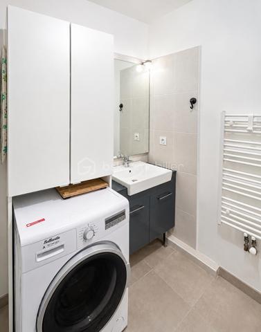 A deux pas du Mourillon, dans un secteur privilégié pour sa qualité de vie au quotidien, découvrez en exclusivité ce T1 avec coin nuit de 33 M² situé au 7ème et dernier étage d'une résidence récente (2012) sécurisée. Dès l'entrée, vous profitez d'un placard intégré. La pièce de vie agréable et fonctionnelle accueille une cuisine équipée et un coin salon, accédant sur une belle terrasse de 5 M². Un coin nuit bien délimité avec rangements et espace bureau permet une vraie séparation des usages.  Salle d'eau (douche) avec wc. Pour plus de confort (Dpe C) Chauffage central au gaz de ville + climatisation réversible - 
Possibilité de louer un box fermé en sous-sol ou de l'acheter en sus
Peut être vendu meublé !

Les + qui font la différence: 

- terrasse de 5 M² pour profiter des extérieurs
- dernier étage: plus calme, plus lumineux 
- résidence récente (2012)
- produit qui coche toutes les cases du marché actuel 

Emplacement stratégique pour le quotidien:  commerces, marché Bazeilles très proches - Pour travailler:  transports en communs, accès autoroutes Nice, Marseille très rapide -  Pour les loisirs: plages, bar/ restaurants les pieds dans l'eau à moins de 5 minutes en voiture, ambiance vivante et conviviale toute l'année.

Idéal pour:

- 1er achat
- investissement locatif rentable
- pied à terre proche mer
