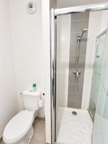 A deux pas du Mourillon, dans un secteur privilégié pour sa qualité de vie au quotidien, découvrez en exclusivité ce T1 avec coin nuit de 33 M² situé au 7ème et dernier étage d'une résidence récente (2012) sécurisée. Dès l'entrée, vous profitez d'un placard intégré. La pièce de vie agréable et fonctionnelle accueille une cuisine équipée et un coin salon, accédant sur une belle terrasse de 5 M². Un coin nuit bien délimité avec rangements et espace bureau permet une vraie séparation des usages.  Salle d'eau (douche) avec wc. Pour plus de confort (Dpe C) Chauffage central au gaz de ville + climatisation réversible - 
Possibilité de louer un box fermé en sous-sol ou de l'acheter en sus
Peut être vendu meublé !

Les + qui font la différence: 

- terrasse de 5 M² pour profiter des extérieurs
- dernier étage: plus calme, plus lumineux 
- résidence récente (2012)
- produit qui coche toutes les cases du marché actuel 

Emplacement stratégique pour le quotidien:  commerces, marché Bazeilles très proches - Pour travailler:  transports en communs, accès autoroutes Nice, Marseille très rapide -  Pour les loisirs: plages, bar/ restaurants les pieds dans l'eau à moins de 5 minutes en voiture, ambiance vivante et conviviale toute l'année.

Idéal pour:

- 1er achat
- investissement locatif rentable
- pied à terre proche mer