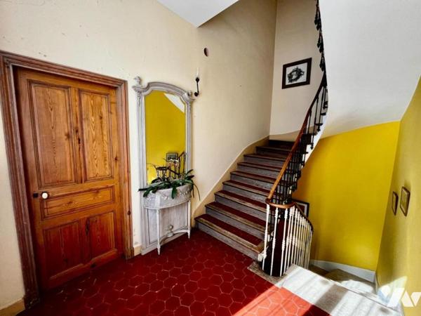 Maison de maître de 250 m² CHUSCLAN avec piscine