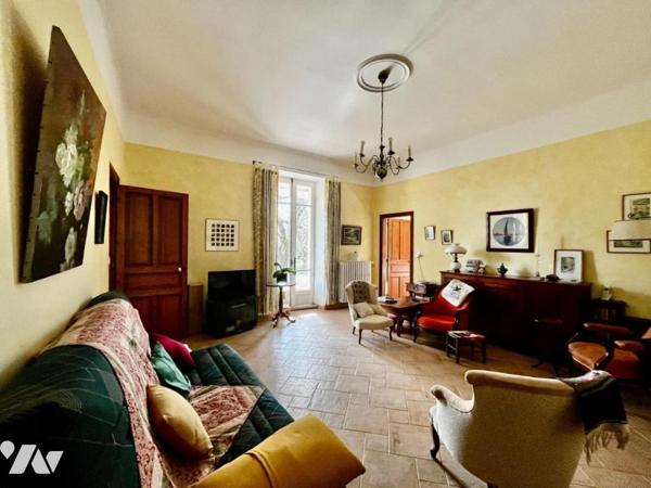 Maison de maître de 250 m² CHUSCLAN avec piscine