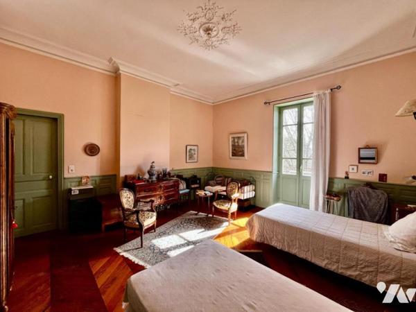 Maison de maître de 250 m² CHUSCLAN avec piscine