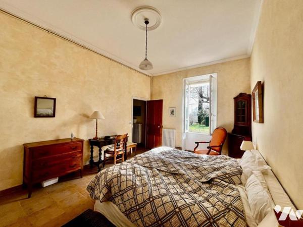 Maison de maître de 250 m² CHUSCLAN avec piscine