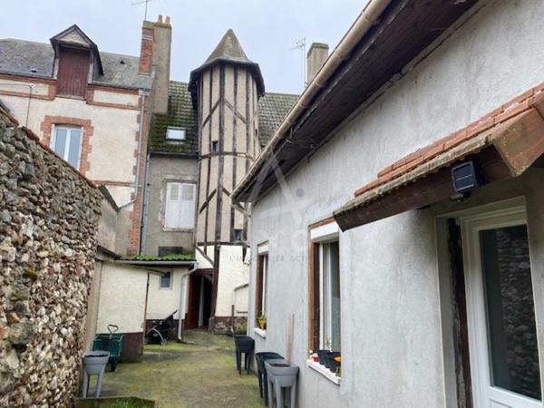 A GIEN CENTRE IMMEUBLE de rapport de 5 LOGTS
