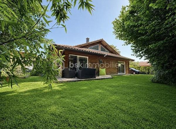 Dans un environnement privilégié, au calme et entourée de verdure, découvrez cette charmante maison à ossature bois de 130 m² alliant confort moderne, chaleur et qualité de vie.
Implantée sur un terrain arboré de 541 m², elle offre un cadre de vie paisible tout en bénéficiant de la proximité immédiate des commerces écoles et infrastructures.

Dès l'entrée vous serez séduit par sa vaste pièce de vie de 65 m² intégrant une cuisine US  aménagée et équipée.  Le salon   agrémenté d'un poêle à bois s'ouvre  sur une agréable terrasse  couverte  à l'abri des regards.
La maison dispose de 3 chambres dont une en RDC, idéale pour une vie de plain pied. Vous trouverez également  une salle d'eau avec WC au RDC  ainsi qu'une salle de bain et un autre WC à l'étage. 

Côté annexes, vous profiterez d'un carport de 27 m², d'un local indépendant de 13 m² pouvant convenir pour une activité libérale, ainsi qu'un abri de jardin. 

Les atouts de cette maison :

- Confort et praticité : chauffage économique par poêle à bois intégrant des radiateurs électriques,
- Sa terrasse en bois intimiste 
-  Emplacement privilégié avec proximité immédiate de toutes les infrastructures et transports  ( écoles, Lidl, boulangerie, magasin de bricolage..)

Une visite s'impose pour découvrir tout le charme de ce bien rare sur le secteur du haut d'Idron.