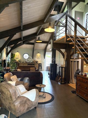 Dans un environnement privilégié, au calme et entourée de verdure, découvrez cette charmante maison à ossature bois de 130 m² alliant confort moderne, chaleur et qualité de vie.
Implantée sur un terrain arboré de 541 m², elle offre un cadre de vie paisible tout en bénéficiant de la proximité immédiate des commerces écoles et infrastructures.

Dès l'entrée vous serez séduit par sa vaste pièce de vie de 65 m² intégrant une cuisine US  aménagée et équipée.  Le salon   agrémenté d'un poêle à bois s'ouvre  sur une agréable terrasse  couverte  à l'abri des regards.
La maison dispose de 3 chambres dont une en RDC, idéale pour une vie de plain pied. Vous trouverez également  une salle d'eau avec WC au RDC  ainsi qu'une salle de bain et un autre WC à l'étage. 

Côté annexes, vous profiterez d'un carport de 27 m², d'un local indépendant de 13 m² pouvant convenir pour une activité libérale, ainsi qu'un abri de jardin. 

Les atouts de cette maison :

- Confort et praticité : chauffage économique par poêle à bois intégrant des radiateurs électriques,
- Sa terrasse en bois intimiste 
-  Emplacement privilégié avec proximité immédiate de toutes les infrastructures et transports  ( écoles, Lidl, boulangerie, magasin de bricolage..)

Une visite s'impose pour découvrir tout le charme de ce bien rare sur le secteur du haut d'Idron.