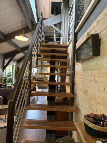 Dans un environnement privilégié, au calme et entourée de verdure, découvrez cette charmante maison à ossature bois de 130 m² alliant confort moderne, chaleur et qualité de vie.
Implantée sur un terrain arboré de 541 m², elle offre un cadre de vie paisible tout en bénéficiant de la proximité immédiate des commerces écoles et infrastructures.

Dès l'entrée vous serez séduit par sa vaste pièce de vie de 65 m² intégrant une cuisine US  aménagée et équipée.  Le salon   agrémenté d'un poêle à bois s'ouvre  sur une agréable terrasse  couverte  à l'abri des regards.
La maison dispose de 3 chambres dont une en RDC, idéale pour une vie de plain pied. Vous trouverez également  une salle d'eau avec WC au RDC  ainsi qu'une salle de bain et un autre WC à l'étage. 

Côté annexes, vous profiterez d'un carport de 27 m², d'un local indépendant de 13 m² pouvant convenir pour une activité libérale, ainsi qu'un abri de jardin. 

Les atouts de cette maison :

- Confort et praticité : chauffage économique par poêle à bois intégrant des radiateurs électriques,
- Sa terrasse en bois intimiste 
-  Emplacement privilégié avec proximité immédiate de toutes les infrastructures et transports  ( écoles, Lidl, boulangerie, magasin de bricolage..)

Une visite s'impose pour découvrir tout le charme de ce bien rare sur le secteur du haut d'Idron.