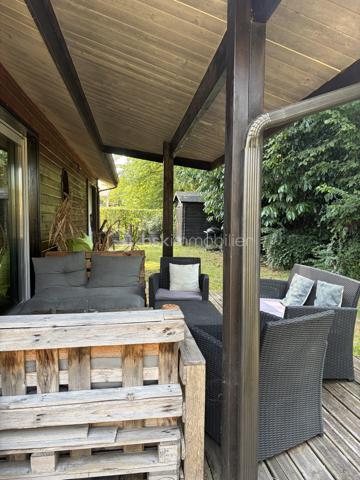 Dans un environnement privilégié, au calme et entourée de verdure, découvrez cette charmante maison à ossature bois de 130 m² alliant confort moderne, chaleur et qualité de vie.
Implantée sur un terrain arboré de 541 m², elle offre un cadre de vie paisible tout en bénéficiant de la proximité immédiate des commerces écoles et infrastructures.

Dès l'entrée vous serez séduit par sa vaste pièce de vie de 65 m² intégrant une cuisine US  aménagée et équipée.  Le salon   agrémenté d'un poêle à bois s'ouvre  sur une agréable terrasse  couverte  à l'abri des regards.
La maison dispose de 3 chambres dont une en RDC, idéale pour une vie de plain pied. Vous trouverez également  une salle d'eau avec WC au RDC  ainsi qu'une salle de bain et un autre WC à l'étage. 

Côté annexes, vous profiterez d'un carport de 27 m², d'un local indépendant de 13 m² pouvant convenir pour une activité libérale, ainsi qu'un abri de jardin. 

Les atouts de cette maison :

- Confort et praticité : chauffage économique par poêle à bois intégrant des radiateurs électriques,
- Sa terrasse en bois intimiste 
-  Emplacement privilégié avec proximité immédiate de toutes les infrastructures et transports  ( écoles, Lidl, boulangerie, magasin de bricolage..)

Une visite s'impose pour découvrir tout le charme de ce bien rare sur le secteur du haut d'Idron.