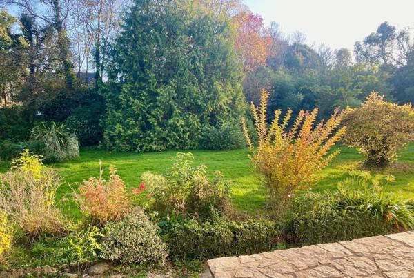 Ensemble immobilier composé de 2 maisons, garage, annexes et jardin de 2 140 m² environ.