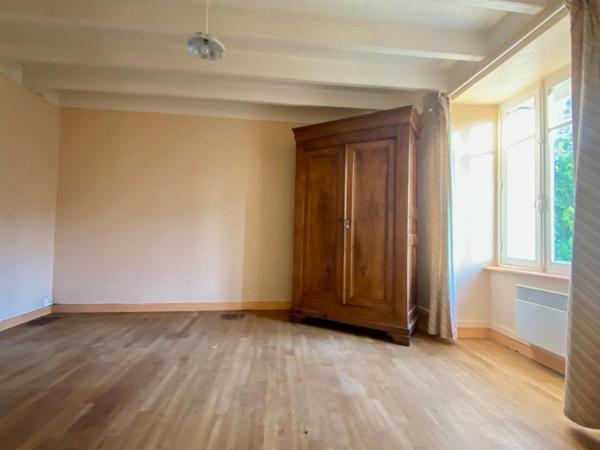 Ensemble immobilier composé de 2 maisons, garage, annexes et jardin de 2 140 m² environ.