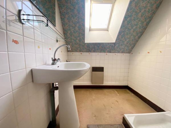 Ensemble immobilier composé de 2 maisons, garage, annexes et jardin de 2 140 m² environ.