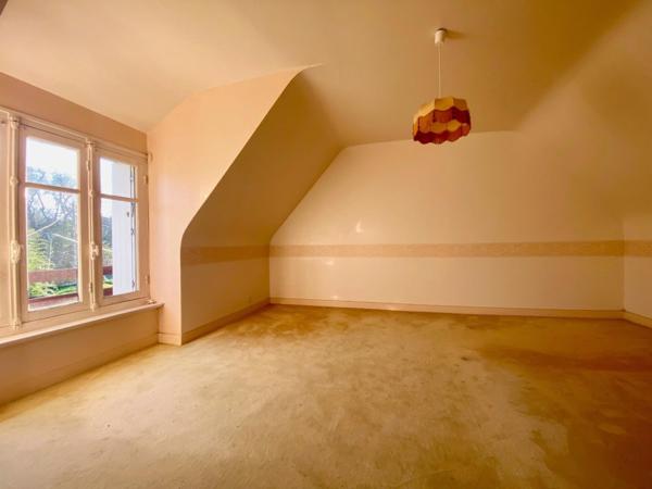 Ensemble immobilier composé de 2 maisons, garage, annexes et jardin de 2 140 m² environ.