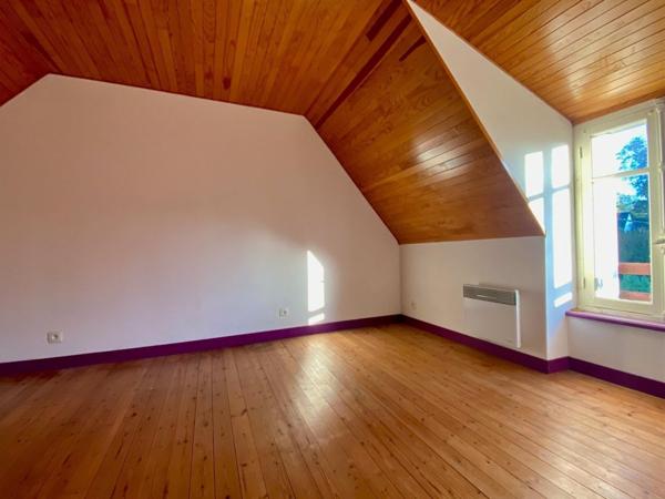 Ensemble immobilier composé de 2 maisons, garage, annexes et jardin de 2 140 m² environ.