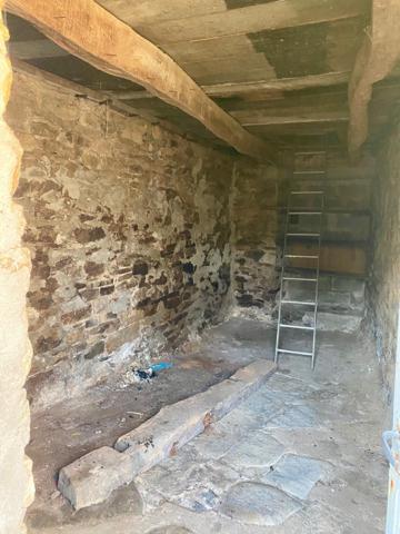 Ensemble immobilier composé de 2 maisons, garage, annexes et jardin de 2 140 m² environ.