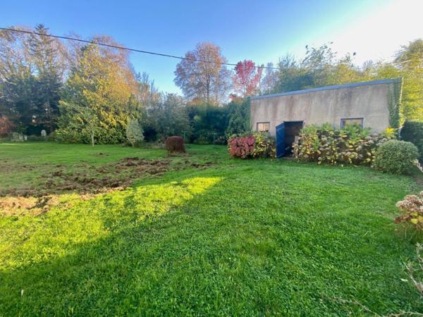 Ensemble immobilier composé de 2 maisons, garage, annexes et jardin de 2 140 m² environ.