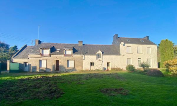 Ensemble immobilier composé de 2 maisons, garage, annexes et jardin de 2 140 m² environ.