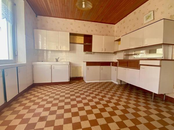 Ensemble immobilier composé de 2 maisons, garage, annexes et jardin de 2 140 m² environ.