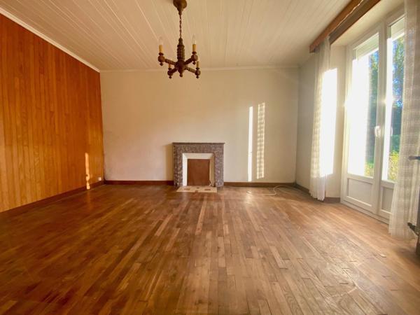 Ensemble immobilier composé de 2 maisons, garage, annexes et jardin de 2 140 m² environ.