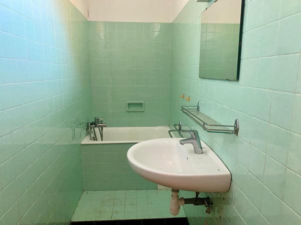 Ensemble immobilier composé de 2 maisons, garage, annexes et jardin de 2 140 m² environ.