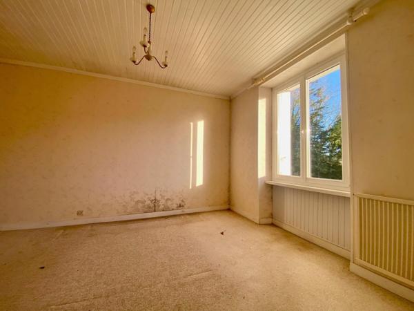 Ensemble immobilier composé de 2 maisons, garage, annexes et jardin de 2 140 m² environ.