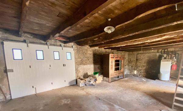 Ensemble immobilier composé de 2 maisons, garage, annexes et jardin de 2 140 m² environ.