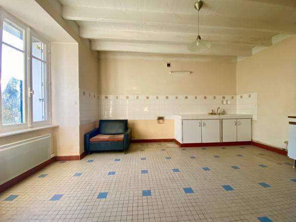 Ensemble immobilier composé de 2 maisons, garage, annexes et jardin de 2 140 m² environ.