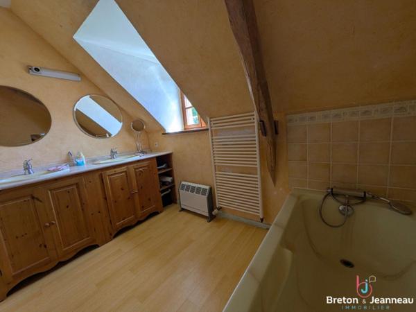 Superbe maison de campagne en pierre en Bais et Evron