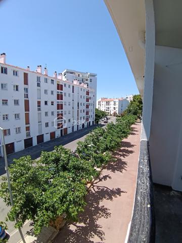 Découvrez cet appartement entièrement refait à neuf, situé au Moulin à Vent proche de Perpignan. Niché au dernier étage d’un immeuble bénéficiant de plusieurs places de parking non nominatives, ce bien offre un mode de vie urbain paisible à proximité de toutes les commodités essentielles et des transports en commun, ainsi qu' une piscine , un parcours de sante, un complexe sportif, et point important l'univerté proche, à 5 minutes à pied.

Cet appartement de type 2, d'une surface habitable de 28,02 m², propose une chambre spacieuse et un séjour lumineux ouvrant sur une agréable terrasse orientée sud-ouest, idéale pour profiter du soleil méditerranéen. 

 ce bien pratique est équipé d’un interphone et d’un digicode pour votre sécurité. Profitez également d’un accès facilité à la rocade pour vos déplacements.

Offrant calme et sérénité sans vis-à-vis, ce bien se trouve à proximité immédiate des commerces, écoles, et lignes de transport pratiques. Taxe foncière : 736 €. Ne manquez pas l'opportunité de visiter ce havre de paix urbain.

Contact : CHRISTINE LEMAIRE