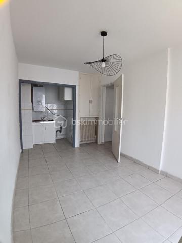 Découvrez cet appartement entièrement refait à neuf, situé au Moulin à Vent proche de Perpignan. Niché au dernier étage d’un immeuble bénéficiant de plusieurs places de parking non nominatives, ce bien offre un mode de vie urbain paisible à proximité de toutes les commodités essentielles et des transports en commun, ainsi qu' une piscine , un parcours de sante, un complexe sportif, et point important l'univerté proche, à 5 minutes à pied.

Cet appartement de type 2, d'une surface habitable de 28,02 m², propose une chambre spacieuse et un séjour lumineux ouvrant sur une agréable terrasse orientée sud-ouest, idéale pour profiter du soleil méditerranéen. 

 ce bien pratique est équipé d’un interphone et d’un digicode pour votre sécurité. Profitez également d’un accès facilité à la rocade pour vos déplacements.

Offrant calme et sérénité sans vis-à-vis, ce bien se trouve à proximité immédiate des commerces, écoles, et lignes de transport pratiques. Taxe foncière : 736 €. Ne manquez pas l'opportunité de visiter ce havre de paix urbain.

Contact : CHRISTINE LEMAIRE