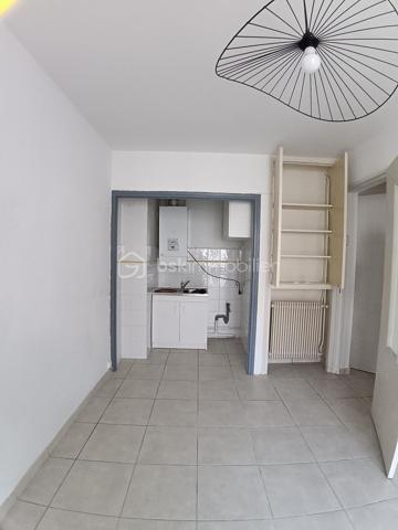 Découvrez cet appartement entièrement refait à neuf, situé au Moulin à Vent proche de Perpignan. Niché au dernier étage d’un immeuble bénéficiant de plusieurs places de parking non nominatives, ce bien offre un mode de vie urbain paisible à proximité de toutes les commodités essentielles et des transports en commun, ainsi qu' une piscine , un parcours de sante, un complexe sportif, et point important l'univerté proche, à 5 minutes à pied.

Cet appartement de type 2, d'une surface habitable de 28,02 m², propose une chambre spacieuse et un séjour lumineux ouvrant sur une agréable terrasse orientée sud-ouest, idéale pour profiter du soleil méditerranéen. 

 ce bien pratique est équipé d’un interphone et d’un digicode pour votre sécurité. Profitez également d’un accès facilité à la rocade pour vos déplacements.

Offrant calme et sérénité sans vis-à-vis, ce bien se trouve à proximité immédiate des commerces, écoles, et lignes de transport pratiques. Taxe foncière : 736 €. Ne manquez pas l'opportunité de visiter ce havre de paix urbain.

Contact : CHRISTINE LEMAIRE