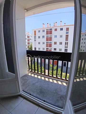 Découvrez cet appartement entièrement refait à neuf, situé au Moulin à Vent proche de Perpignan. Niché au dernier étage d’un immeuble bénéficiant de plusieurs places de parking non nominatives, ce bien offre un mode de vie urbain paisible à proximité de toutes les commodités essentielles et des transports en commun, ainsi qu' une piscine , un parcours de sante, un complexe sportif, et point important l'univerté proche, à 5 minutes à pied.

Cet appartement de type 2, d'une surface habitable de 28,02 m², propose une chambre spacieuse et un séjour lumineux ouvrant sur une agréable terrasse orientée sud-ouest, idéale pour profiter du soleil méditerranéen. 

 ce bien pratique est équipé d’un interphone et d’un digicode pour votre sécurité. Profitez également d’un accès facilité à la rocade pour vos déplacements.

Offrant calme et sérénité sans vis-à-vis, ce bien se trouve à proximité immédiate des commerces, écoles, et lignes de transport pratiques. Taxe foncière : 736 €. Ne manquez pas l'opportunité de visiter ce havre de paix urbain.

Contact : CHRISTINE LEMAIRE