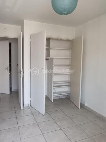 Découvrez cet appartement entièrement refait à neuf, situé au Moulin à Vent proche de Perpignan. Niché au dernier étage d’un immeuble bénéficiant de plusieurs places de parking non nominatives, ce bien offre un mode de vie urbain paisible à proximité de toutes les commodités essentielles et des transports en commun, ainsi qu' une piscine , un parcours de sante, un complexe sportif, et point important l'univerté proche, à 5 minutes à pied.

Cet appartement de type 2, d'une surface habitable de 28,02 m², propose une chambre spacieuse et un séjour lumineux ouvrant sur une agréable terrasse orientée sud-ouest, idéale pour profiter du soleil méditerranéen. 

 ce bien pratique est équipé d’un interphone et d’un digicode pour votre sécurité. Profitez également d’un accès facilité à la rocade pour vos déplacements.

Offrant calme et sérénité sans vis-à-vis, ce bien se trouve à proximité immédiate des commerces, écoles, et lignes de transport pratiques. Taxe foncière : 736 €. Ne manquez pas l'opportunité de visiter ce havre de paix urbain.

Contact : CHRISTINE LEMAIRE