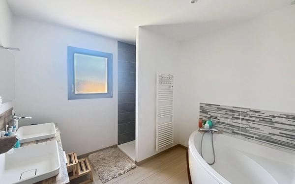 Maison à vendre    5 pièces • 127 m2 Vendat