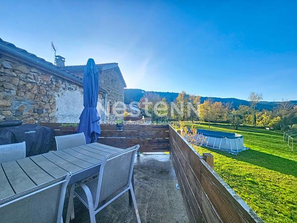 RETOURNAC ! EXCLUSIVITE Ancien corps de ferme de 200 m2 rénové sur 1000 m2 de terrain clos et plat