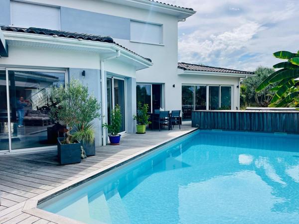 Ensemble immobilier d'exception avec piscine et dépendances.