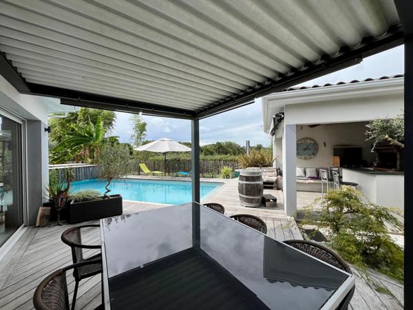 Ensemble immobilier d'exception avec piscine et dépendances.