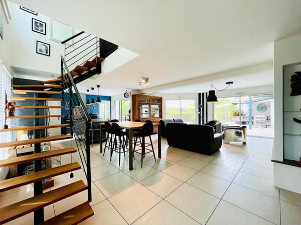 Ensemble immobilier d'exception avec piscine et dépendances.