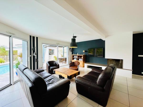 Ensemble immobilier d'exception avec piscine et dépendances.