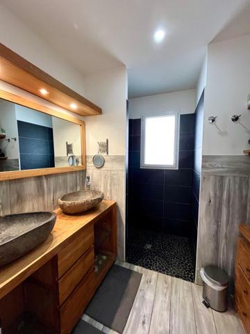 Ensemble immobilier d'exception avec piscine et dépendances.