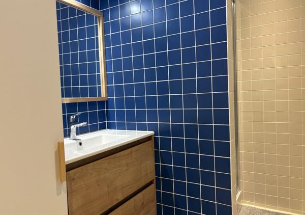 Appartement T5 seul au dernier étage traversant Est/Ouest avec balcons, ascenseur et grand garage double