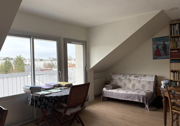Appartement T5 seul au dernier étage traversant Est/Ouest avec balcons, ascenseur et grand garage double